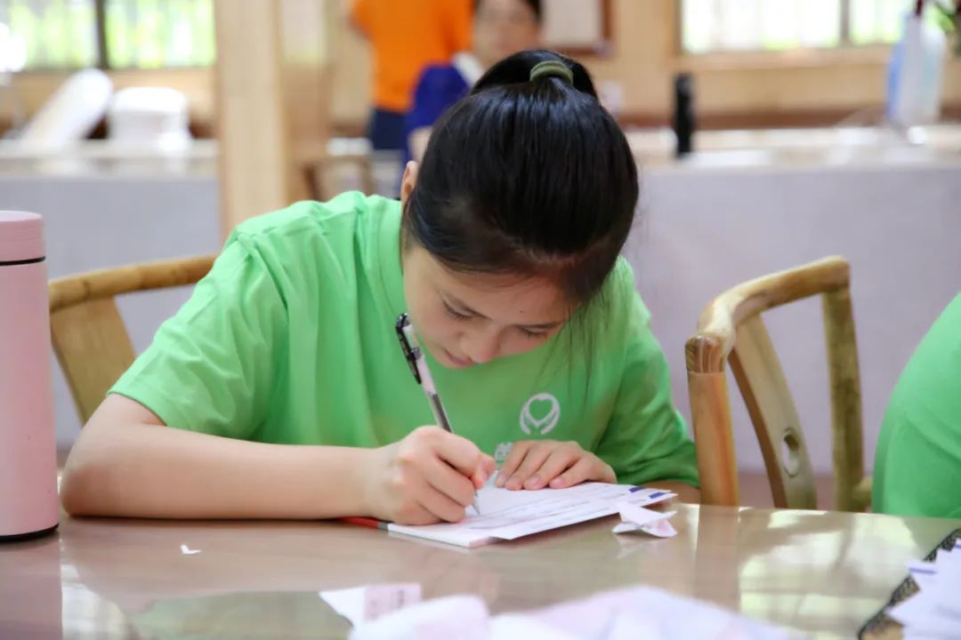 我們是父母實現(xiàn)心愿、寄托希望的神燈嗎？